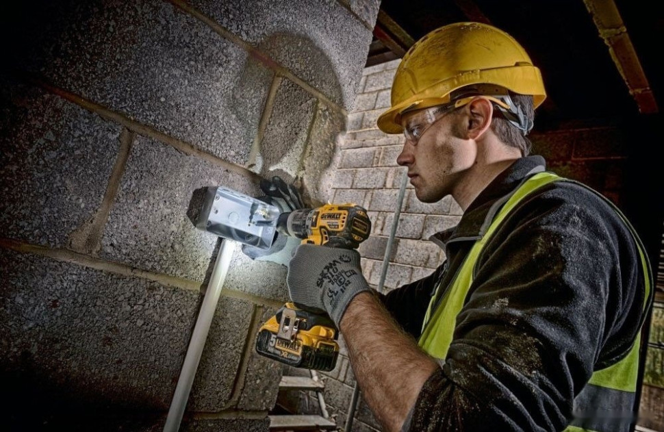 Ударная дрель-шуруповерт DeWALT DCD796E2T (с 2-мя АКБ, кейс)