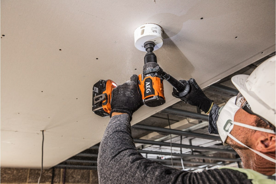 Ударная дрель-шуруповерт AEG Powertools BSB 18BL2-602K 4935481043 (с 2-мя АКБ, кейс) Ударная дрель-шуруповерт AEG Powertools BSB 18BL2-602K 4935481043 (с 2-мя АКБ, кейс)