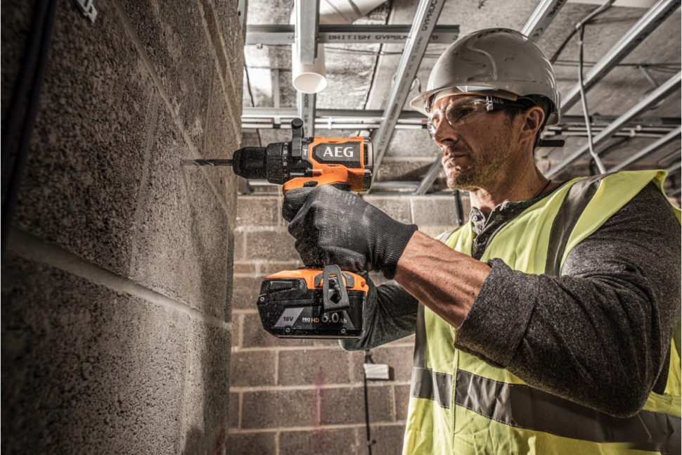 Ударная дрель-шуруповерт AEG Powertools BSB 18BL2-602K 4935481043 (с 2-мя АКБ, кейс) Ударная дрель-шуруповерт AEG Powertools BSB 18BL2-602K 4935481043 (с 2-мя АКБ, кейс)