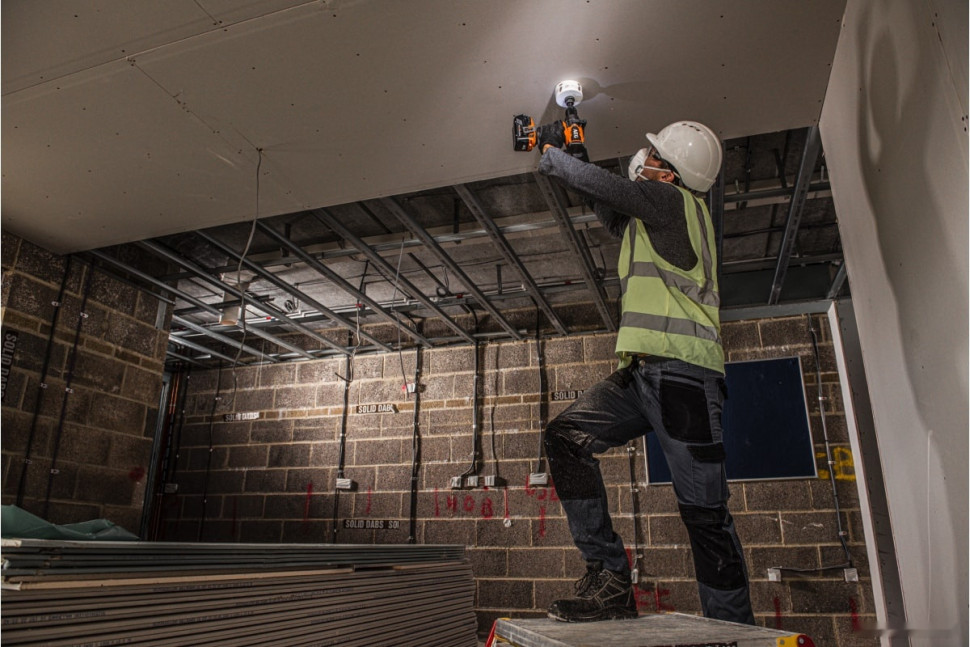 Ударная дрель-шуруповерт AEG Powertools BSB 18BL2-602K 4935481043 (с 2-мя АКБ, кейс) Ударная дрель-шуруповерт AEG Powertools BSB 18BL2-602K 4935481043 (с 2-мя АКБ, кейс)