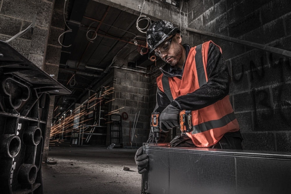 Дрель-шуруповерт AEG Powertools BS 18SBL-202C 4935472277 (с 2-мя АКБ, кейс)