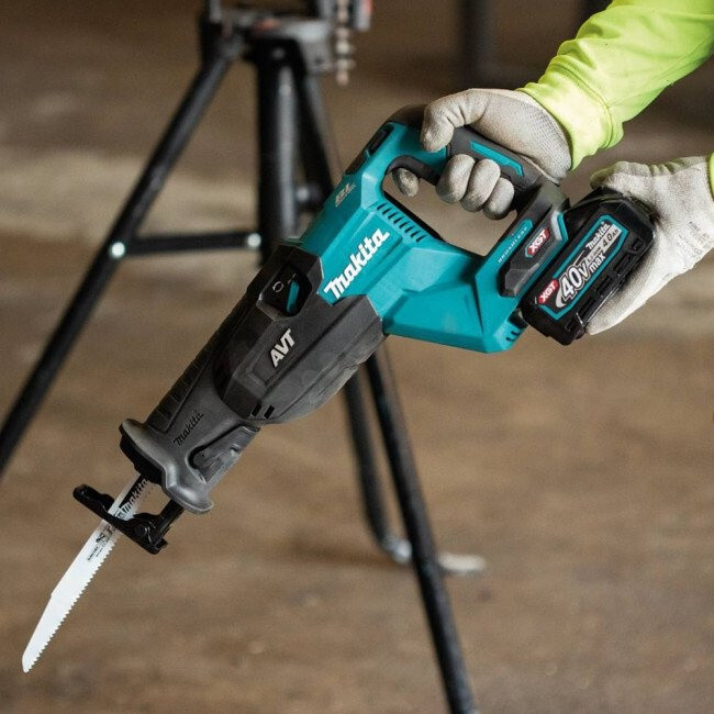 Сабельная пила Makita JR002GZA (с 1-им АКБ) Сабельная пила Makita JR002GZA (с 1-им АКБ)