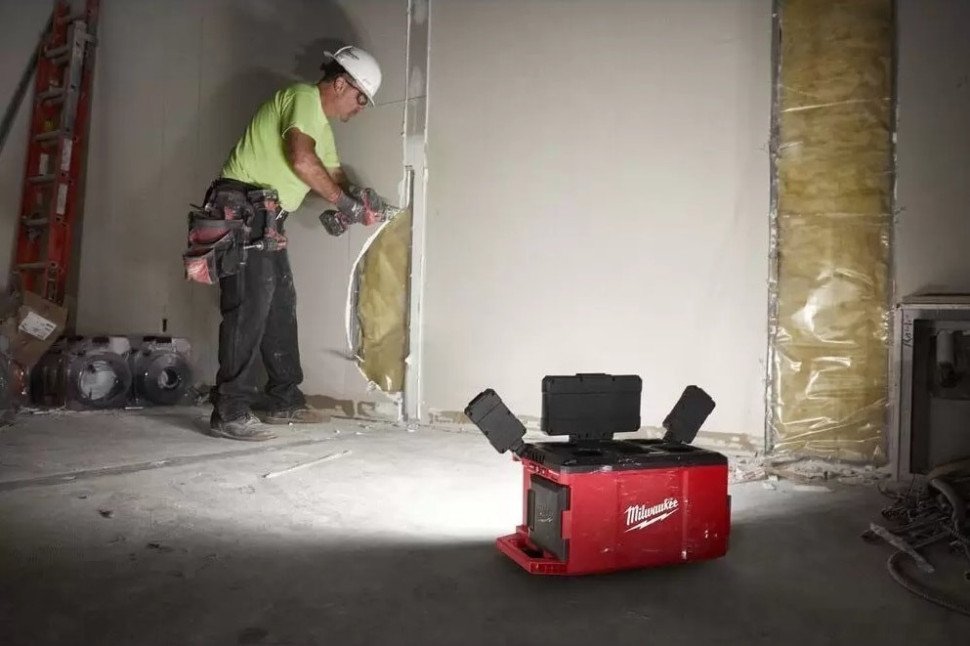 Фонарь Milwaukee M18 POALC-0 4933478120 (без АКБ) Фонарь Milwaukee M18 POALC-0 4933478120 (без АКБ)