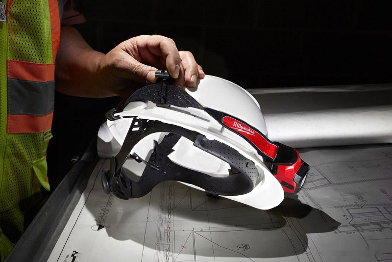 Фонарь Milwaukee USB L4 HL-201 Фонарь Milwaukee USB L4 HL-201