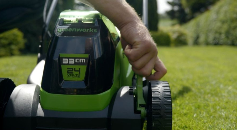 Газонокосилка электрическая Greenworks GD24LM33K4 / 2516107UB 24В (АКБ 4 А/ч и ЗУ) Газонокосилка электрическая Greenworks GD24LM33K4 / 2516107UB 24В (АКБ 4 А/ч и ЗУ)