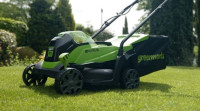Газонокосилка электрическая Greenworks GD24LM33K4 / 2516107UB 24В (АКБ 4 А/ч и ЗУ)