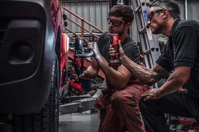 Фонарь Milwaukee M12 CML-401 (с 1-им АКБ) Фонарь Milwaukee M12 CML-401 (с 1-им АКБ)