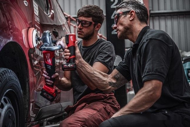 Фонарь Milwaukee M12 CML-401 (с 1-им АКБ) Фонарь Milwaukee M12 CML-401 (с 1-им АКБ)