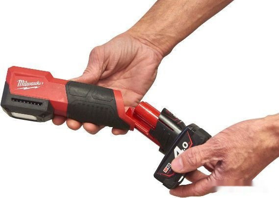 Фонарь Milwaukee M12 CML-401 (с 1-им АКБ) Фонарь Milwaukee M12 CML-401 (с 1-им АКБ)