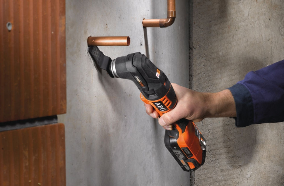 Шлифовальная машина AEG OMNI 18C LI-202BKIT1X Шлифовальная машина AEG OMNI 18C LI-202BKIT1X