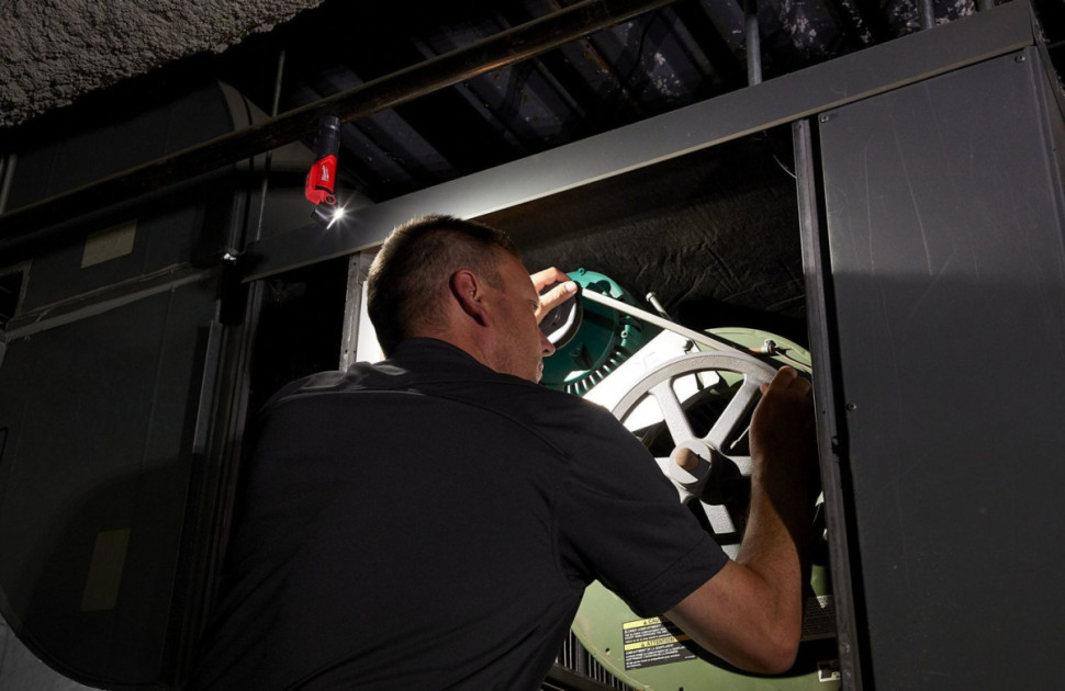 Фонарь Milwaukee USB L4 PWL-301 (с 1-им АКБ) Фонарь Milwaukee USB L4 PWL-301 (с 1-им АКБ)