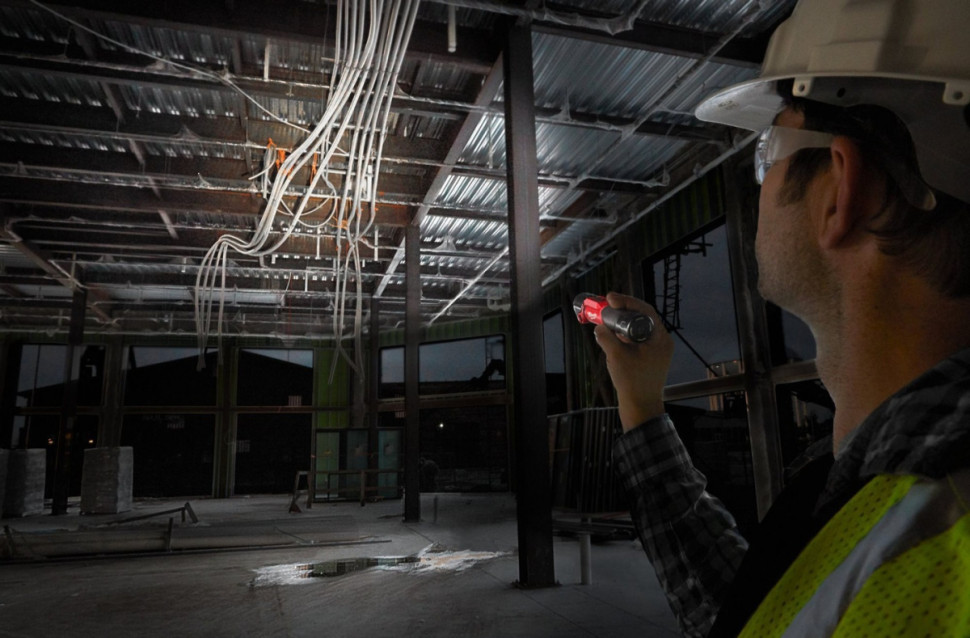 Фонарь Milwaukee USB L4 PWL-301 (с 1-им АКБ) Фонарь Milwaukee USB L4 PWL-301 (с 1-им АКБ)