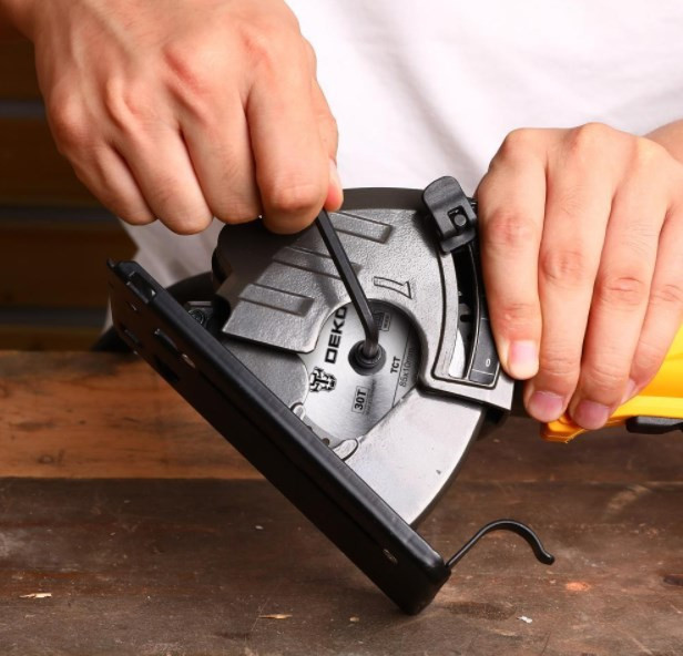 Дисковая (циркулярная) пила Deko DKCS1000 063-4201