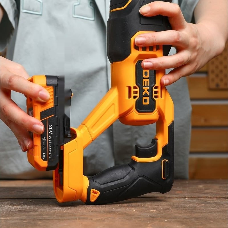 Сабельная пила Deko DKRS20 085-1129 (с 2-мя АКБ) Сабельная пила Deko DKRS20 085-1129 (с 2-мя АКБ)