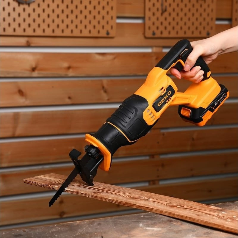 Сабельная пила Deko DKRS20 085-1129 (с 2-мя АКБ) Сабельная пила Deko DKRS20 085-1129 (с 2-мя АКБ)