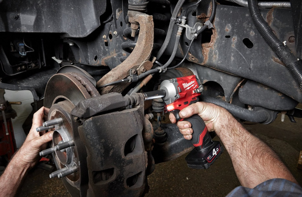 Гайковерт Milwaukee M12 FIW38-422X 4933464613 (с 2-мя АКБ, кейс) Гайковерт Milwaukee M12 FIW38-422X 4933464613 (с 2-мя АКБ, кейс)