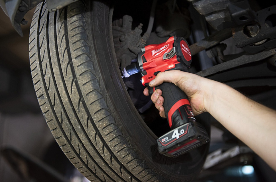 Гайковерт Milwaukee M12 FIW38-422X 4933464613 (с 2-мя АКБ, кейс) Гайковерт Milwaukee M12 FIW38-422X 4933464613 (с 2-мя АКБ, кейс)