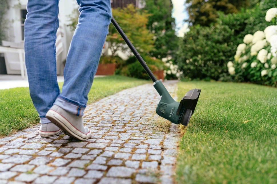 Триммер Bosch Universal GrassCut 18V-26 06008C1D04 (без АКБ)