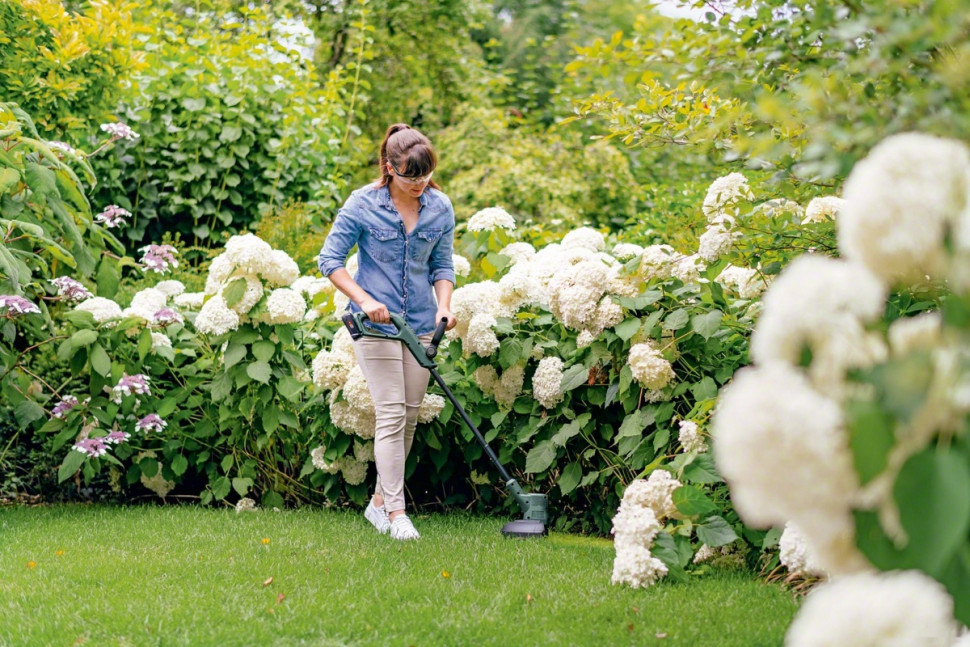 Триммер Bosch Universal GrassCut 18V-26 06008C1D04 (без АКБ)