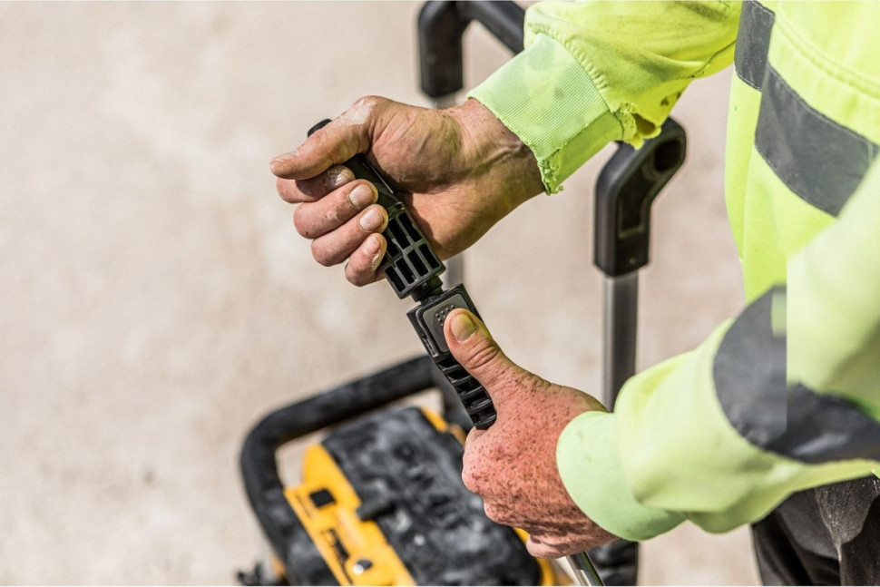 Мойка высокого давления DeWALT DCMPW1600N (без АКБ) Мойка высокого давления DeWALT DCMPW1600N (без АКБ)