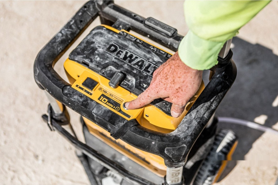 Мойка высокого давления DeWALT DCMPW1600N (без АКБ) Мойка высокого давления DeWALT DCMPW1600N (без АКБ)