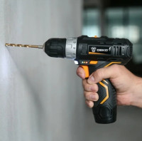 Дрель-шуруповерт Deko GCD12DU3 063-4115 (с 2-мя АКБ, кейс, набор оснастки)