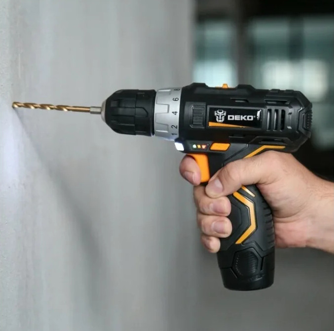 Дрель-шуруповерт Deko GCD12DU3 063-4115 (с 2-мя АКБ, кейс, набор оснастки)