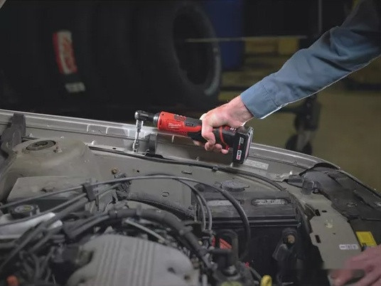 Гайковерт Milwaukee M12 IR-201B 1/4" 4933441725 (с 1-им АКБ) Гайковерт Milwaukee M12 IR-201B 1/4" 4933441725 (с 1-им АКБ)