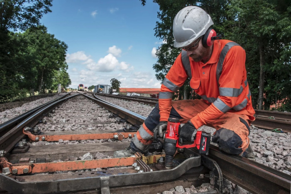 Гайковерт Milwaukee M18 ONEFHIWF1-802X 4933499254 (с 2-мя АКБ, кейс)