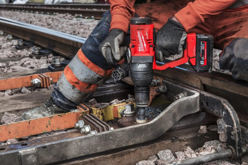 Гайковерт Milwaukee M18 ONEFHIWF1-802X 4933499254 (с 2-мя АКБ, кейс)