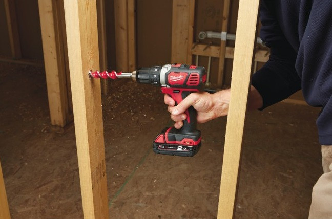 Дрель-шуруповерт Milwaukee M18 BDD-402C