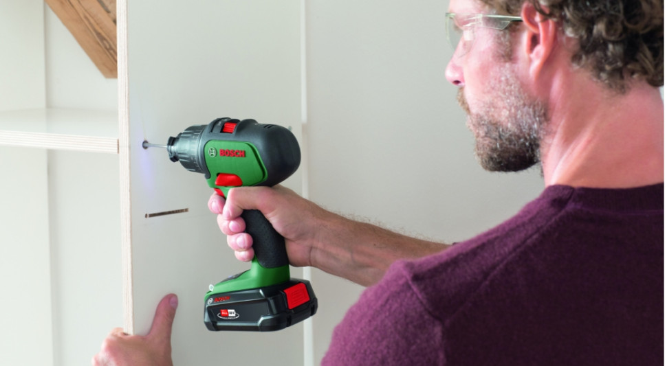 Ударная дрель-шуруповерт Bosch AdvancedImpact 18 Ударная дрель-шуруповерт Bosch AdvancedImpact 18