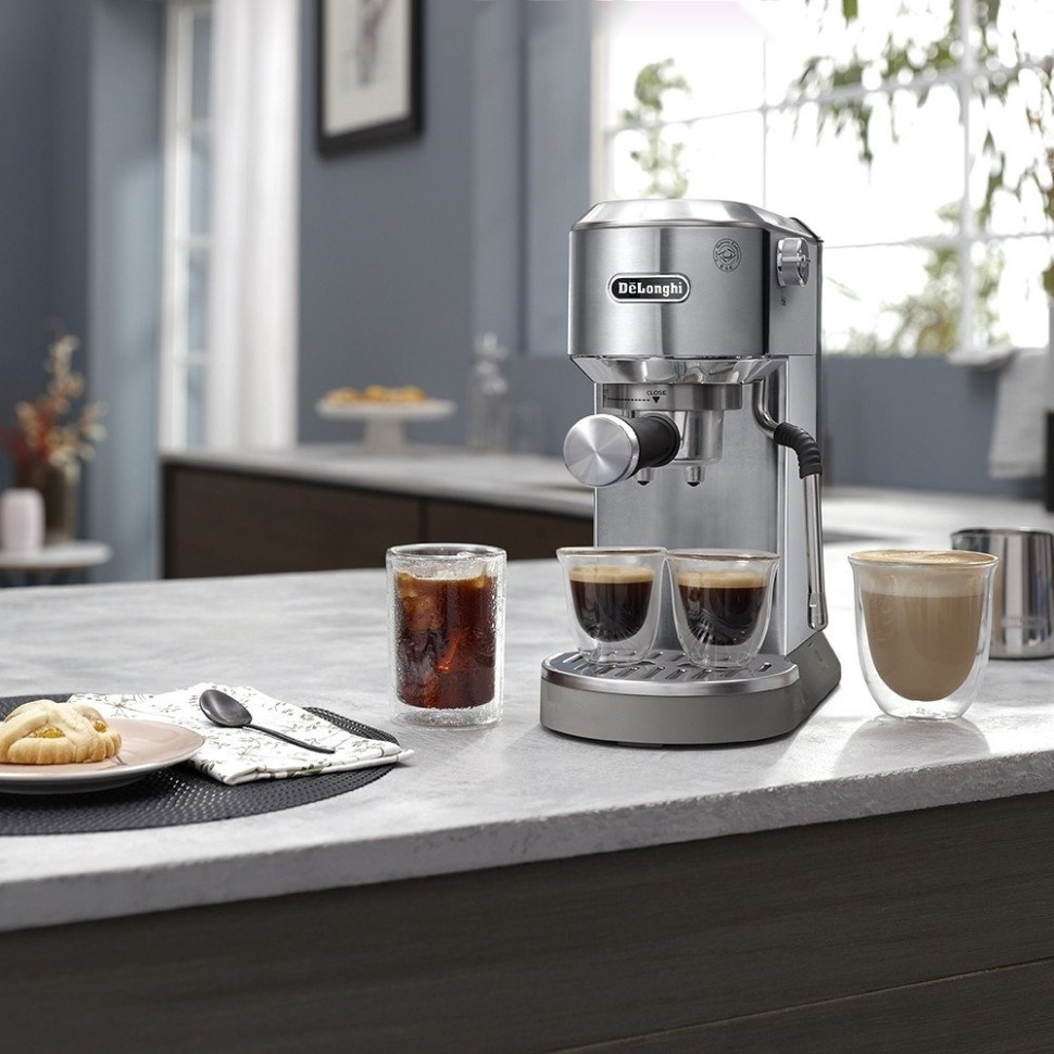 Рожковая кофеварка Delonghi Dedica EC890.M