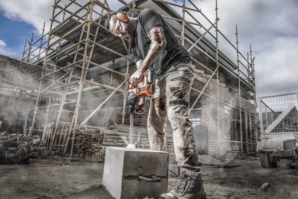 Перфоратор AEG Powertools BBH 18BL LI-502C 4935464753 (с 2-мя АКБ, кейс) Перфоратор AEG Powertools BBH 18BL LI-502C 4935464753 (с 2-мя АКБ, кейс)