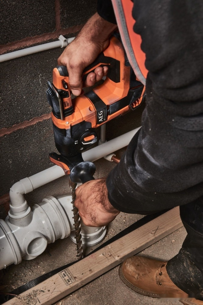 Перфоратор AEG Powertools BBH 18BL LI-502C 4935464753 (с 2-мя АКБ, кейс) Перфоратор AEG Powertools BBH 18BL LI-502C 4935464753 (с 2-мя АКБ, кейс)