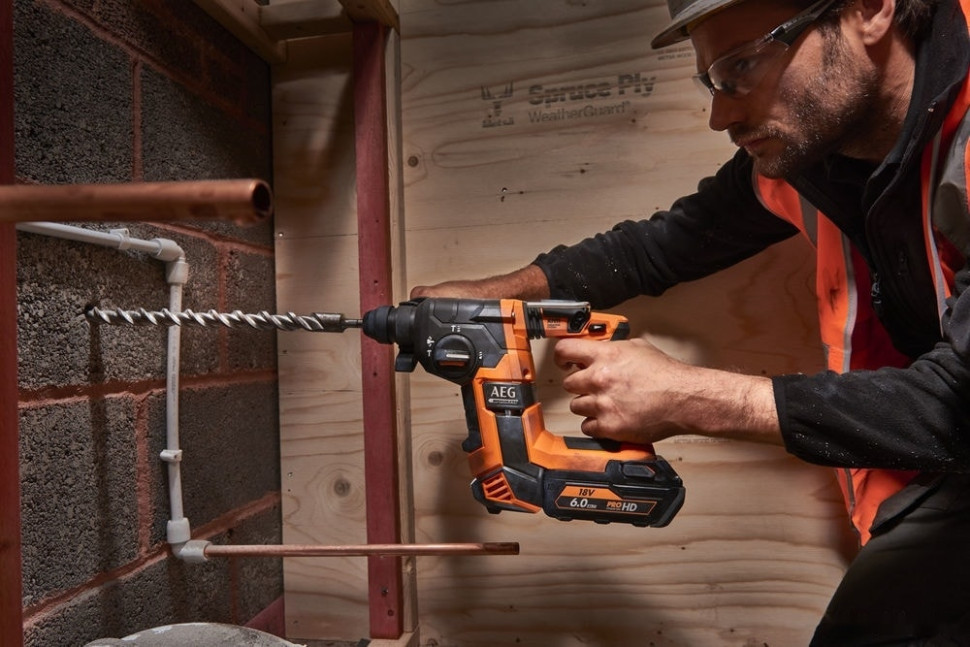 Перфоратор AEG Powertools BBH 18BL LI-502C 4935464753 (с 2-мя АКБ, кейс) Перфоратор AEG Powertools BBH 18BL LI-502C 4935464753 (с 2-мя АКБ, кейс)