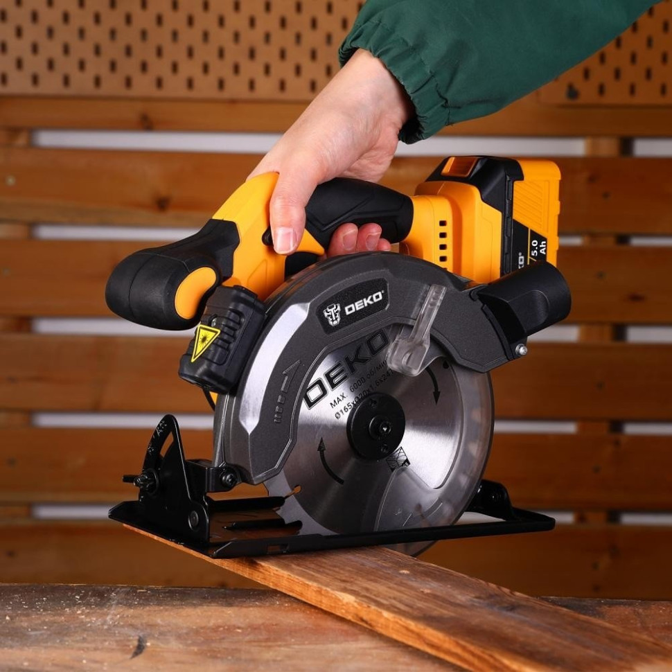 Дисковая (циркулярная) пила Deko CSDU20 083-1104 (с 1-им АКБ)