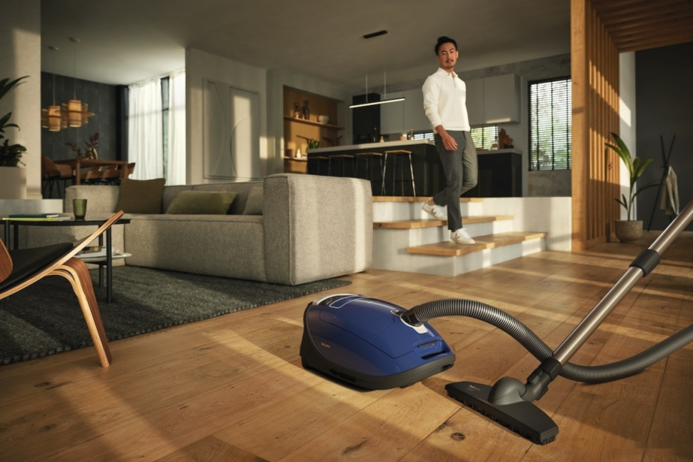 Пылесос Miele Complete C3 Parquet SGSF5 (синий) Пылесос Miele Complete C3 Parquet SGSF5 (синий)