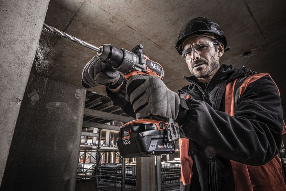 Ударная дрель-шуруповерт AEG Powertools BSB 18C3BL-X02C 4935478937 (с 2-мя АКБ 2 Ач + 4 Ач, кейс) Ударная дрель-шуруповерт AEG Powertools BSB 18C3BL-X02C 4935478937 (с 2-мя АКБ 2 Ач + 4 Ач, кейс)