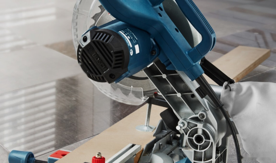 Дисковая (циркулярная) пила Bosch GCM 216 Professional 0601B33000 Дисковая (циркулярная) пила Bosch GCM 216 Professional 0601B33000