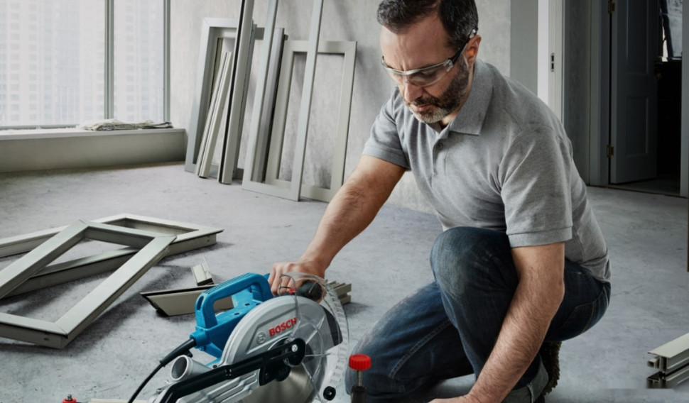 Дисковая (циркулярная) пила Bosch GCM 216 Professional 0601B33000 Дисковая (циркулярная) пила Bosch GCM 216 Professional 0601B33000