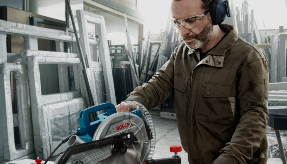 Дисковая (циркулярная) пила Bosch GCM 216 Professional 0601B33000 Дисковая (циркулярная) пила Bosch GCM 216 Professional 0601B33000