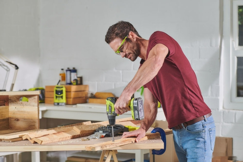 Дрель-шуруповерт Ryobi R18DD5-220S 5133003733 (с 2-мя АКБ, сумка) Дрель-шуруповерт Ryobi R18DD5-220S 5133003733 (с 2-мя АКБ, сумка)