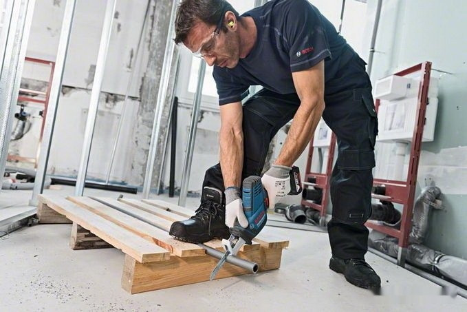 Сабельная пила Bosch GSA 18 V-LI C Professional 0615990M3Y (с 1-им АКБ 4 Ah) Сабельная пила Bosch GSA 18 V-LI C Professional 0615990M3Y (с 1-им АКБ 4 Ah)