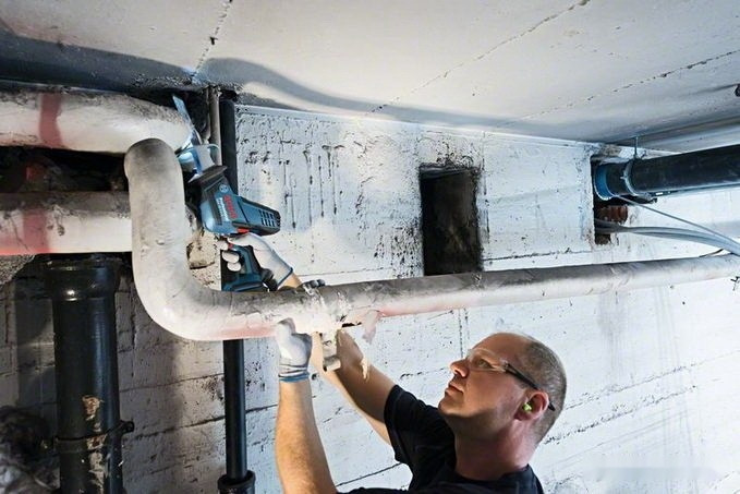 Сабельная пила Bosch GSA 18 V-LI C Professional 0615990M3Y (с 1-им АКБ 4 Ah) Сабельная пила Bosch GSA 18 V-LI C Professional 0615990M3Y (с 1-им АКБ 4 Ah)