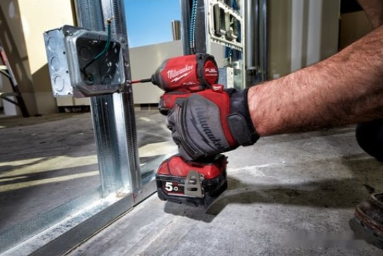 Винтоверт Milwaukee M18 FID2-0X 4933464088 (с 2-мя АКБ, кейс) Винтоверт Milwaukee M18 FID2-0X 4933464088 (с 2-мя АКБ, кейс)