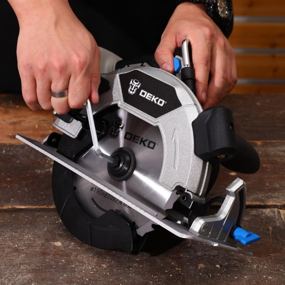 Дисковая (циркулярная) пила Deko CS20 PRO 084-1157 (с 1-им АКБ) Дисковая (циркулярная) пила Deko CS20 PRO 084-1157 (с 1-им АКБ)