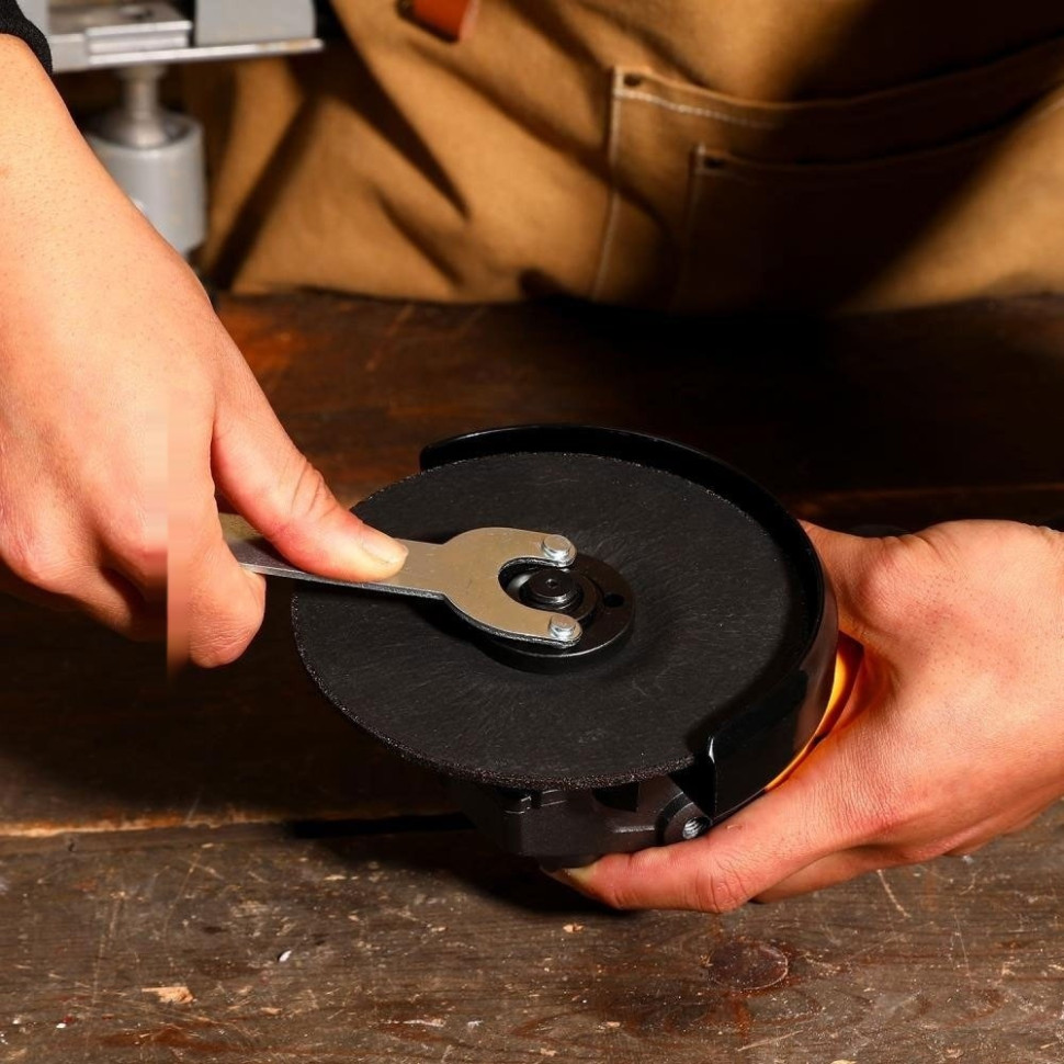 Угловая шлифмашина Deko DKAG-125 083-1064 (с 2-мя АКБ) Угловая шлифмашина Deko DKAG-125 083-1064 (с 2-мя АКБ)