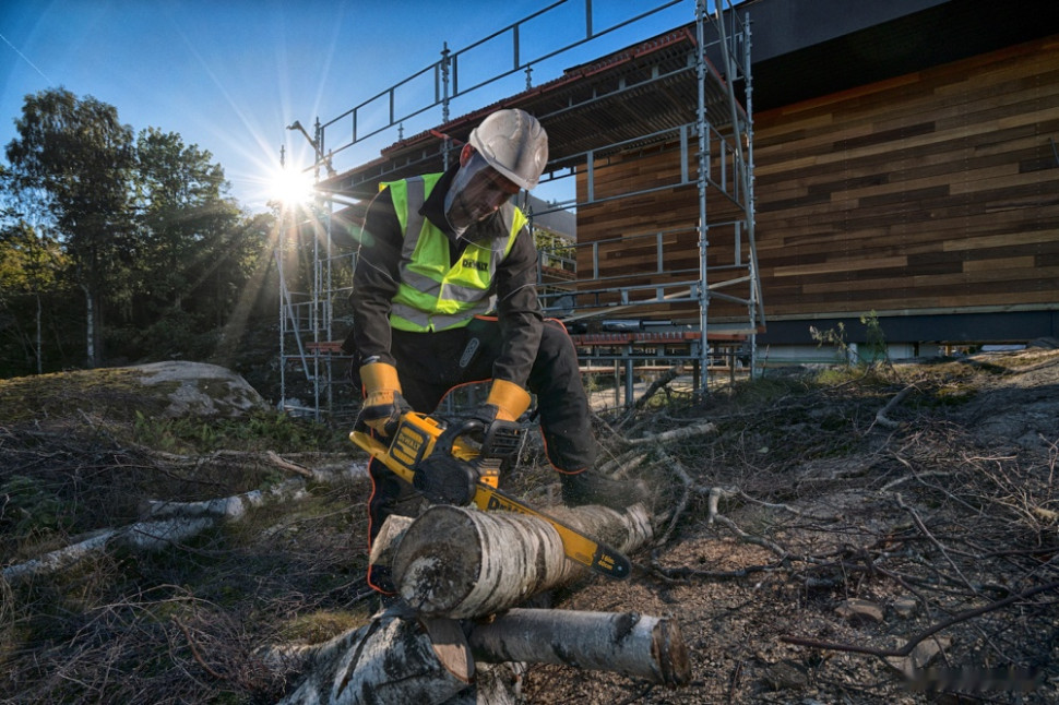 Аккумуляторная пила DeWALT DCM575N-XJ (без АКБ) Аккумуляторная пила DeWALT DCM575N-XJ (без АКБ)