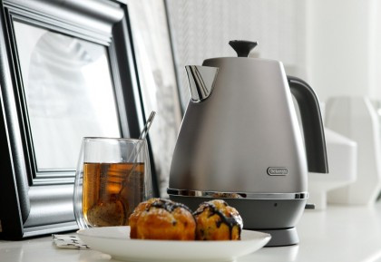 Электрический чайник Delonghi KBI 2001 S